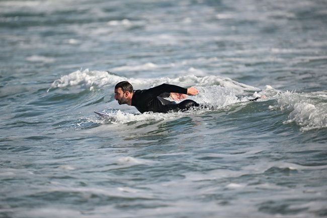 Хубавото време във Варна дава шанс на сърфистите да покажат уменията си
СНИМКИ: Орлин Цанев