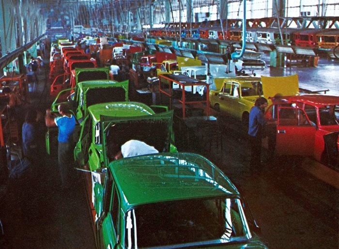 В сглобяването на москвичи в завода в Ловеч са били заети 6 хил. работници.