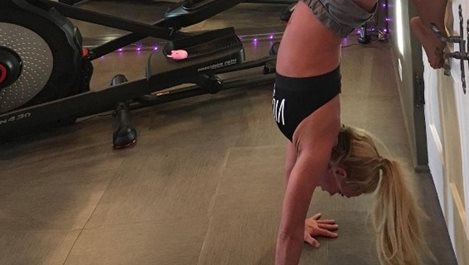 Бритни Спиърс демонстрира завидна гъвкавост (снимки)