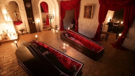 Брат и сестра осъмнаха в ковчези в Замъка на Дракула (Видео)