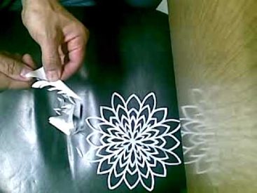 Вижте как да си направите снежинки от хартия (видео)