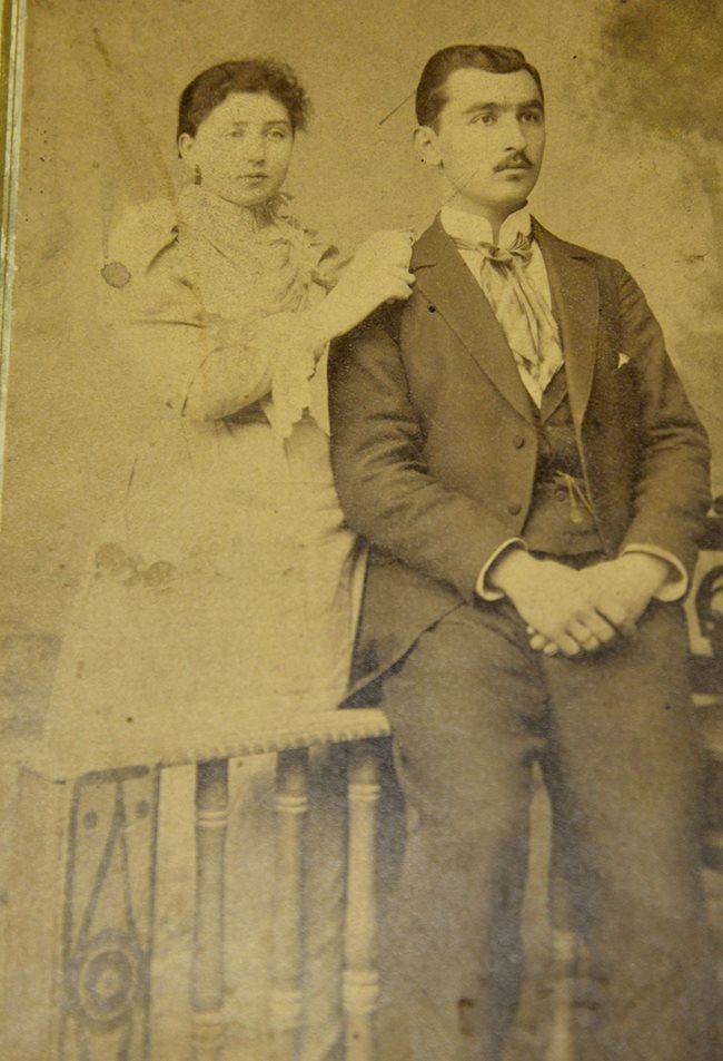 Боян Биолчев със съпругата си Виктория.