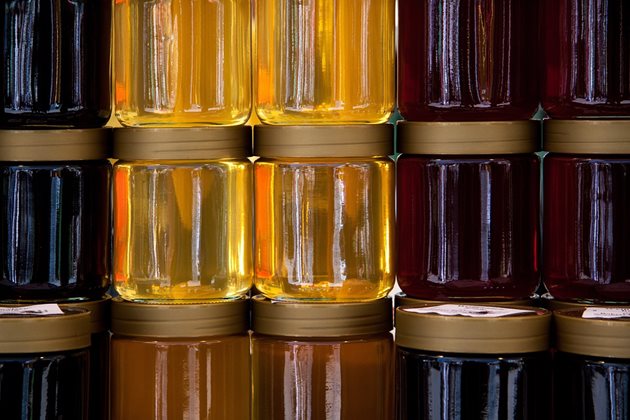 Местният мед в Нова Зебавдия се доставя в 50 страни по света. 80% от него се изнася в пакетиран вид и 20% в бъчви.