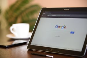 Google представи смартфон с два екрана и пет камери за $ 1799