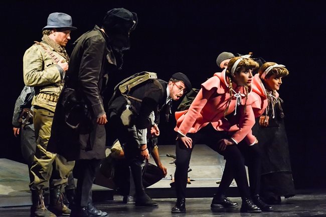 Сцена от постановката на Пловдивския театър с двете сестри Палавееви. СНИМКА: АТАНАС КЪНЕВ