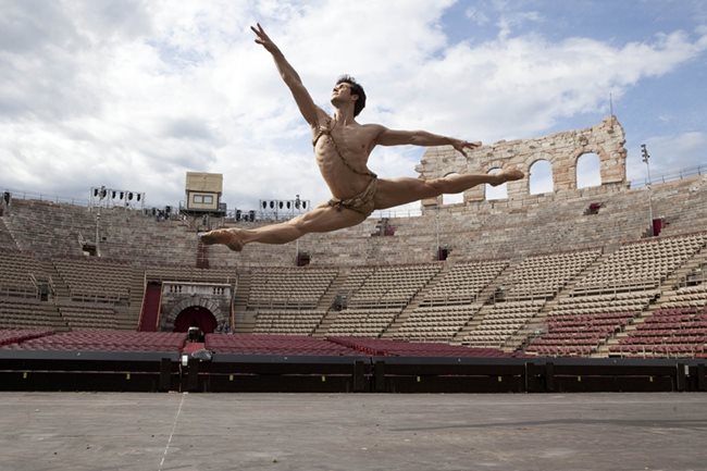На сцената на Арена ди Верона – Роберто Боле танцува в най-известните антични театри в Италия.