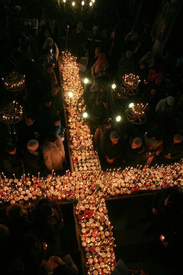 Над 2000 буркана с мед бяха осветени на уникален ритуал в Благоевград.