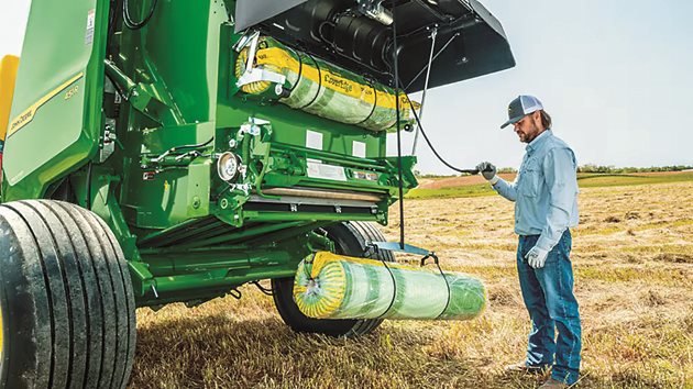 Технология за повдигане на ролките Net Lift Assist при новата серия балопреси John Deere