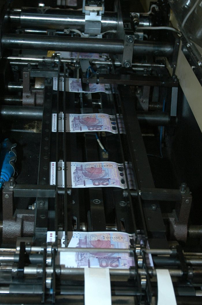 Машина в печатницата на БНБ отпечатва новите банкноти от 20 лева. 
