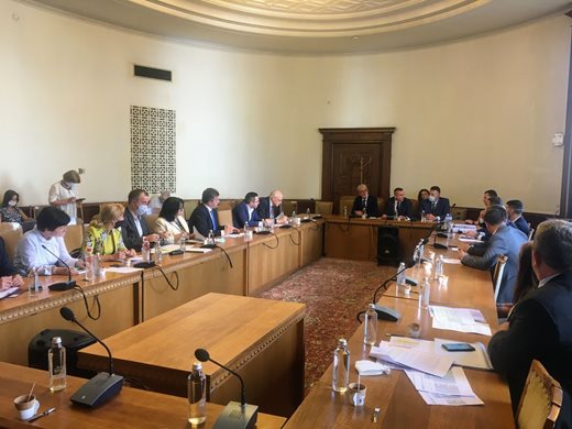 Министър Петкова: Срокът за обжалване на изравнителни сметки да е 30 септември