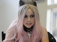 Майката на Lady GaGa я подстригвала докато спи