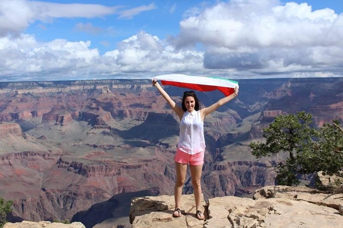 Българка, стажуваща в САЩ по програмата, развява националния трикольор над Гранд каньон.

СНИМКИ: ИНТЕГРАЛ