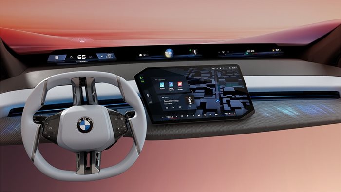 BMW Panoramic Vision прожектира информацията по долната част на цялото предно стъкло и е видима за всички в колата. Снимка: BMW