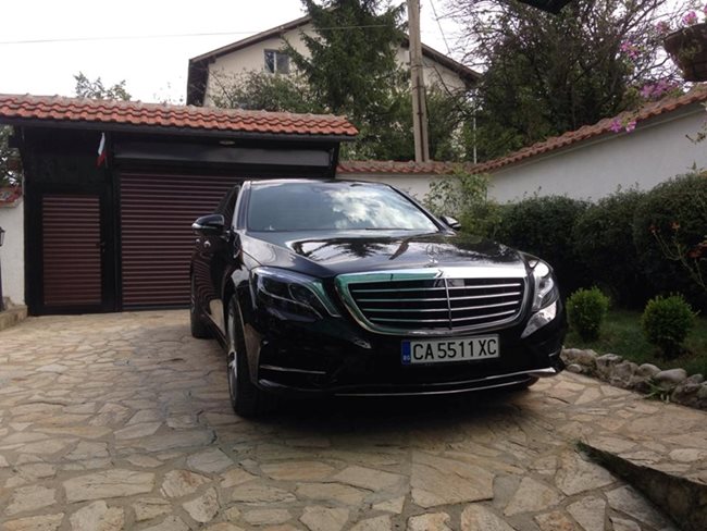 Денис Касъмов качи снимка на новия си автомобил още през миналата година, като дори не закри номера