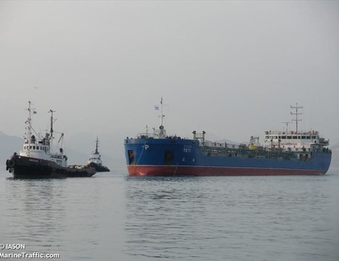 Това е танкерът “Тети”, плаващ под руски флаг, акостирал на варненското пристанище, преди да бъде разтоварен.