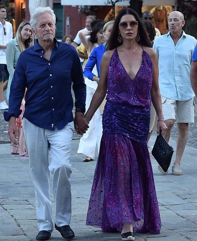 Майкъл Дъглас и Катрин Зита-Джоунс се разхождат из Портофино
СНИМКА: justjared