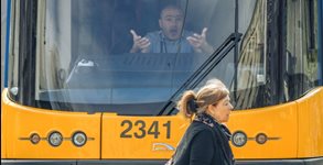 Снимка на жена пред трамвая с реакцията на ватмана стана хит в мрежата (Галерия)