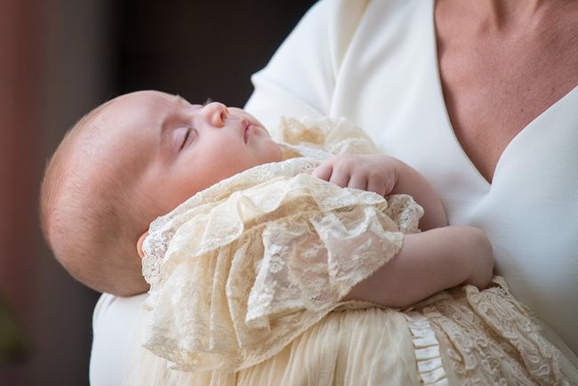 Принц Луи - третото дете на принц Уилям и съпругата му Кейт, бе кръстен в рамките на частна церемония в двореца "Сейнт Джеймс" в Лондон СНИМКИ: РОЙТЕРС