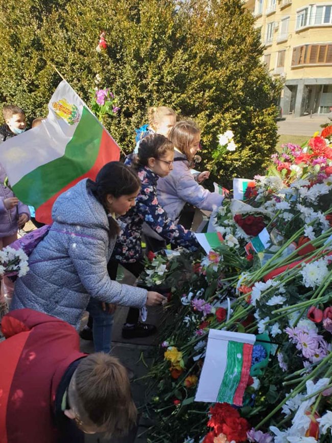 Децата поставят цветя на паметника на Апостола