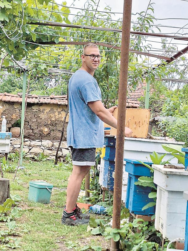 Жан Ивайлов се занимава с пчеларство от година