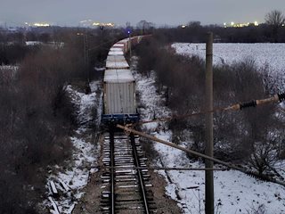 На червен сигнал май товарен влак на БДЖ удари частен - уволнения и поискани оставки след 2-ма мъртви и 6 ранени (Обзор)