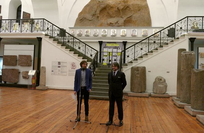 Хубен Черкелов (вдясно) представя изложбата си "120 лица" в Археологическия музей.