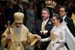 Княз Борис Търновски е точно зад младоженците.
