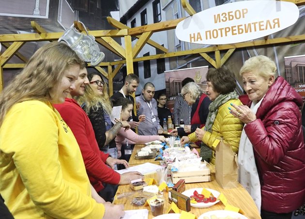 Анкетираните посетители останаха очаровани от вкуса на храните и напитките, които се състезаваха в конкурса „Изборът на потребителя 2020“ в Международен панаир Пловдив.
Снимка: Междунроден панаир Пловдив