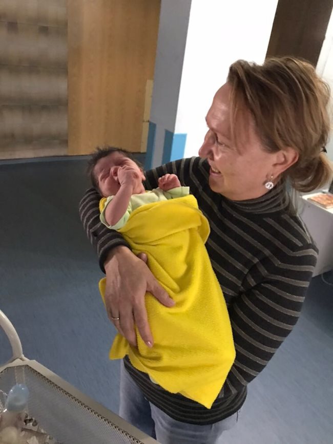 Щастливата баба Силва Зурлева е гушнала бебето още в първите минути след раждането му.  СНИМКИ: ЛИЧЕН АРХИВ