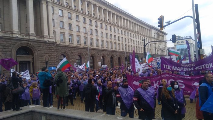 Стотици миньори излязоха на протест в София с искане да се запази въглищната енергетика. 