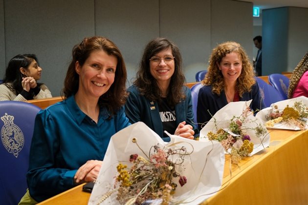 Тримата депутати от Партията на животните в Нидерландия бяха изненадани с букет от устойчиви биологични изсушени цветя.