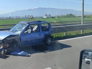 Две коли са потрошени след тежка катастрофа на Околовръстното на София (Снимки)