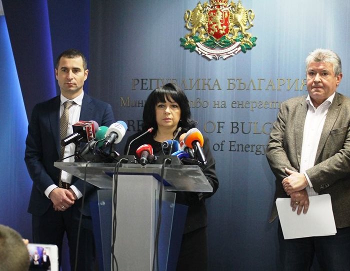 Министърът на енергетиката Теменужка Петкова на извънредния брифинг заедно с Петьо Иванов (вляво) и с Петър Илиев