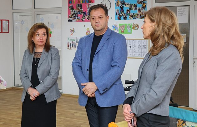 Зам-министър Зорница Русинова разговаря с кмета Даниел Панов и шефката на социалната дирекция в общината Росица Димитрова