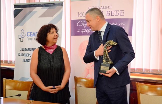 Кметът на Варна Иван Портних приветства инициативите на фондация “Искам бебе” и приема поздравления за подкрепата от основателя на фондацията Радина Велчева.