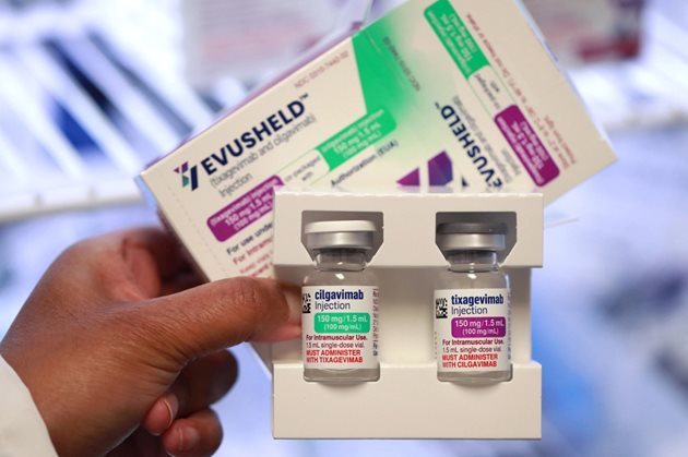 Evusheld, комбинация от две моноклонални антитела (тиксагевимаб и цилгавимаб), на AstraZeneca, е първата комбинация от антитела за профилактика срещу COVID-19, лицензирана във Великобритания.
