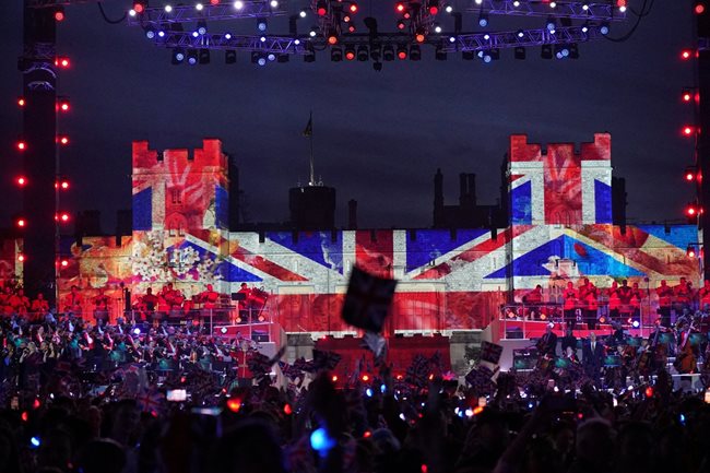 Дворецът Уиндзор бе осветен в цветовете на британския флаг.
СНИМКА: РОЙТЕРС