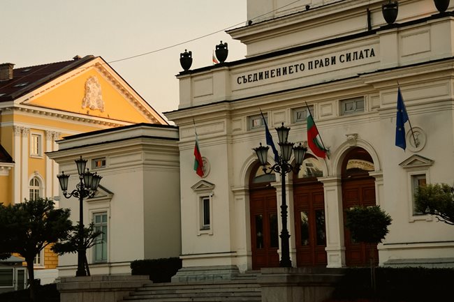 Парламентът, озарен от първите слънчеви лъчи на Джулай морнинг