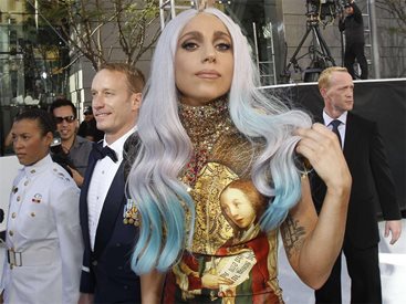 Lady GaGa изтрещя, иска нонстоп охрана