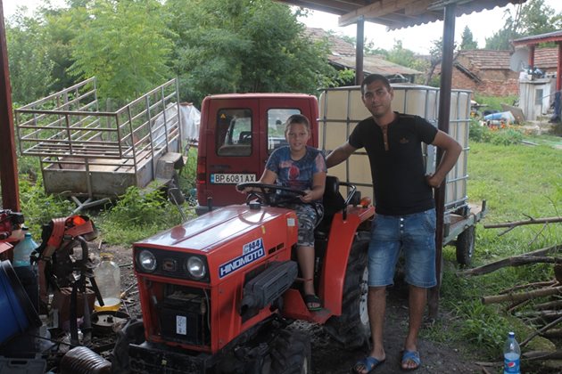С трактора Мариян разчиства дворовете, които подготвя за засаждане на овошки. И отново разчита на помощта на сина си Светослав.