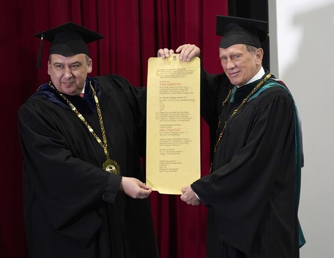 Проф. Семерджиев връчи на Енглерт специалния документ за носител на почетното звание “доктор хонорис кауза”.  СНИМКА: ДЕСИСЛАВА КУЛЕЛИЕВА