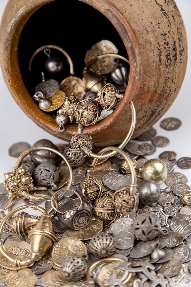 За първи път ще видим от стотиците златни и сребърни монети, пръстени, обеци, накити, обкови и пр., открити от директорката на НИМ доц. Бони Петрунова в крепостта Калиакра.