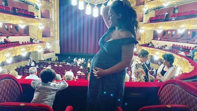 Бременните Соня Йончева и Йоанна Драгнева - едната на  опера, другата в пещера