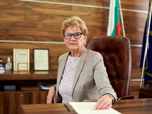 Министър Комитова не се яви на срещата с пътищарите, те искат оставката й
