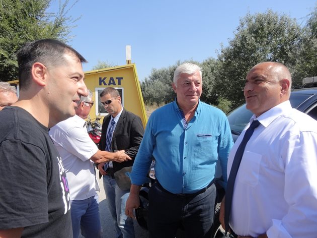 Кметът Иван Тотев и областният управител Здравко Димитров посрещат Борисов на околовръстния път на Пловдив до караулката на КАТ.