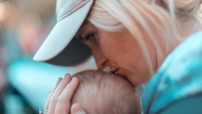 Следродилната тревожност засяга до 18% от майките