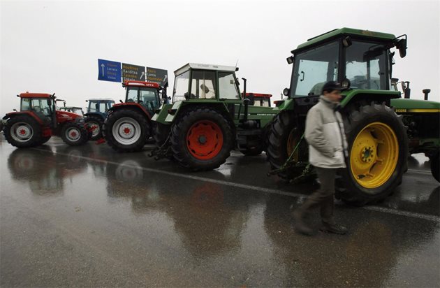 Гръцки фермери често блокират пътищата в страната в знак на протест.
СНИМКА: РОЙТЕРС