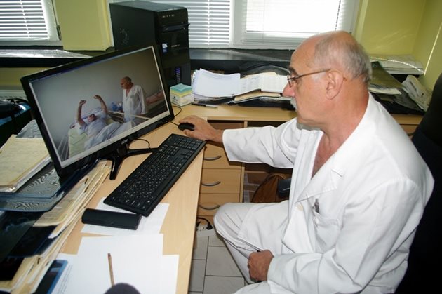Сн. плевен мозък - доц Панов показва на компютъра си спасения пациент