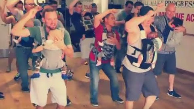 Бащи танцуват групово със своите бебета (ВИДЕО)