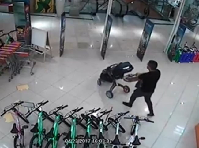 От магазина излиза първи мъжът с детето в тяхната си количка.